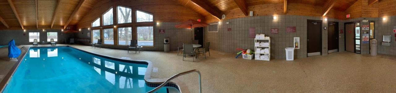 Nichols & Motel 2*